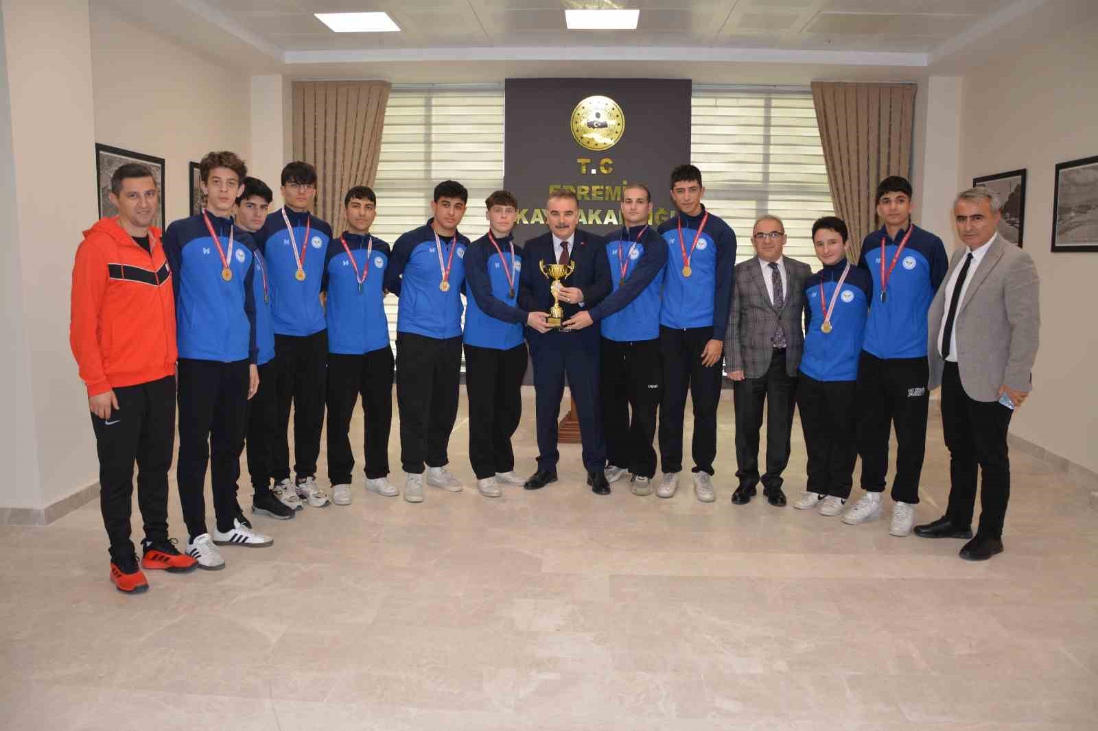 Şampiyon voleybolculardan Kaymakam Odabaş&rsquo;a ziyaret
