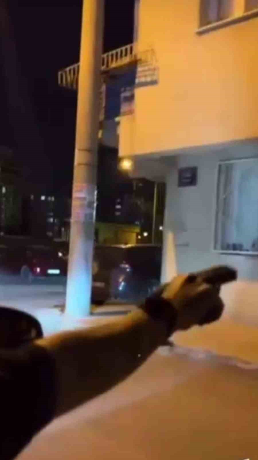 Elinde tabanca ile sokakta ateş edip tehditler savurdu