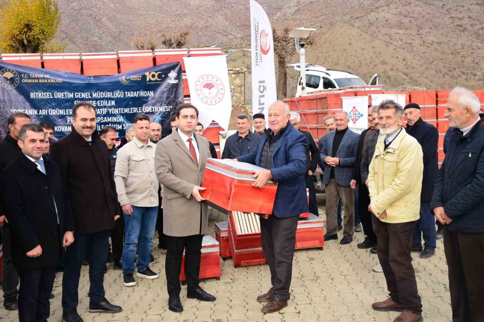 Sason’da arıcılara organik kovan desteği