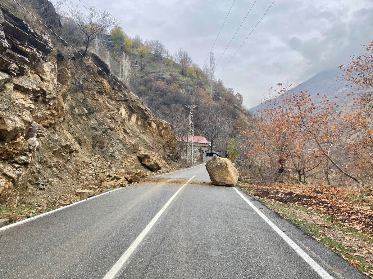 Sason’da köy yollarını kapatan dev kaya parçaları kaldırıldı