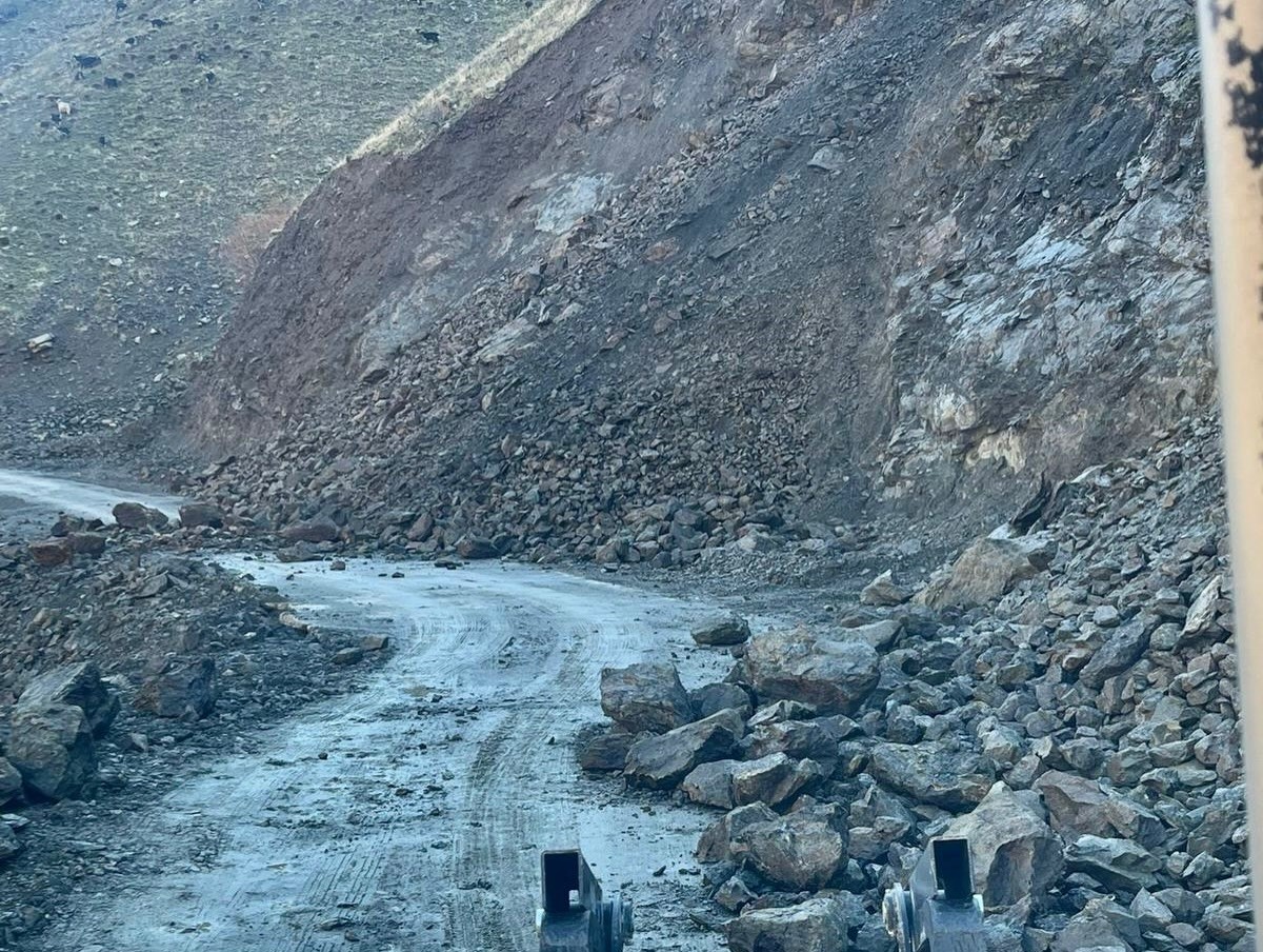 Sason&rsquo;da k&ouml;y yollarını kapatan dev kaya par&ccedil;aları kaldırıldı
