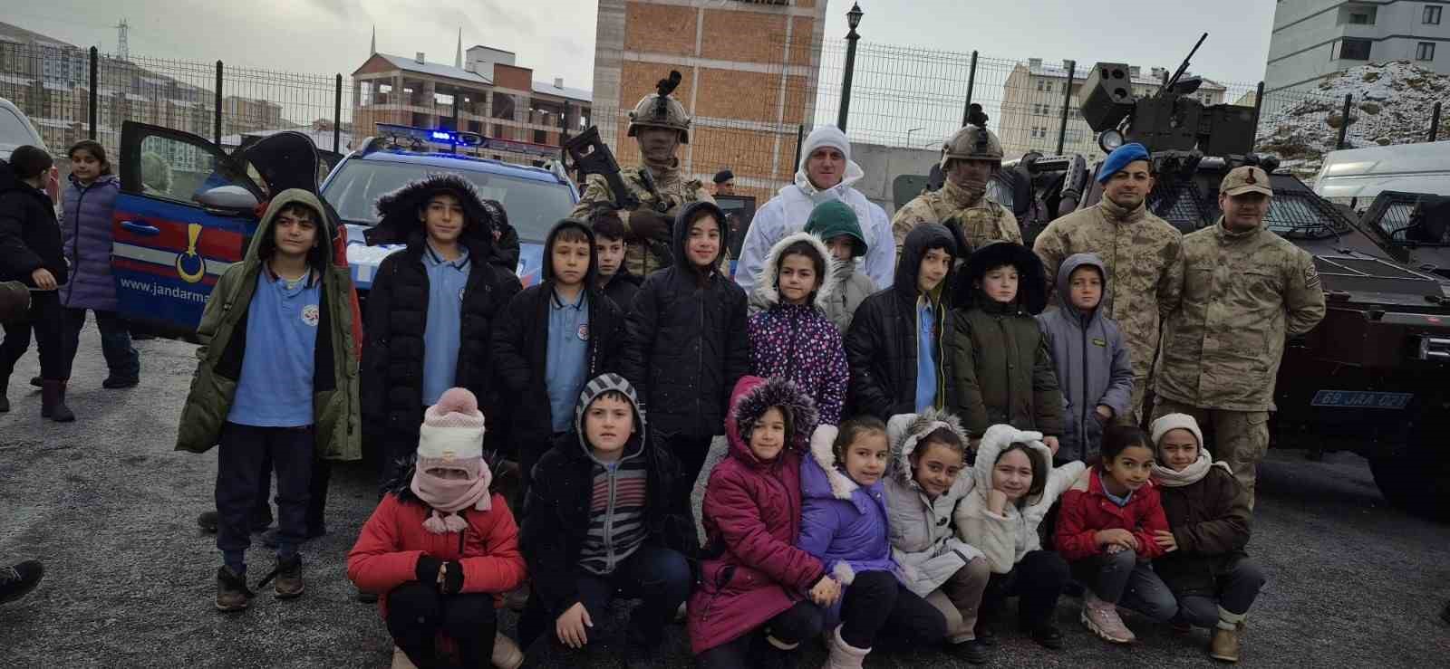 Bayburt&rsquo;ta jandarmanın kullandığı yerli ekipmanlar ve ara&ccedil;lar &ouml;ğrencilere tanıtıldı
