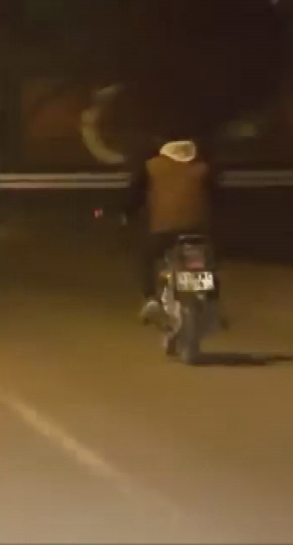 Motosikleti yatarak kullanıp trafiği tehlikeye sokan s&uuml;r&uuml;c&uuml;ye 21 bin lira ceza
