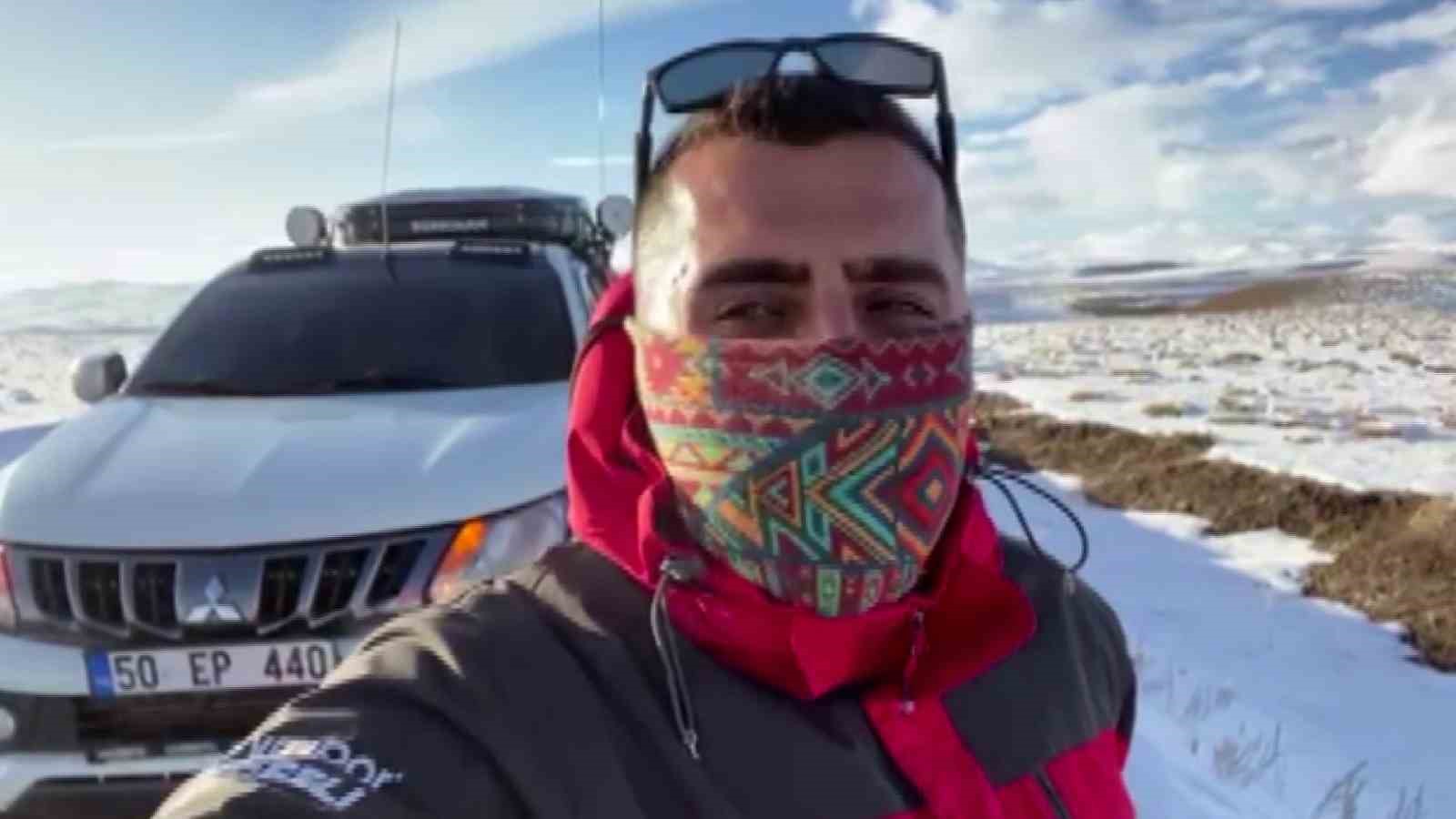 Karda mahsur kalan s&uuml;r&uuml;c&uuml;n&uuml;n yardımına yetişti
