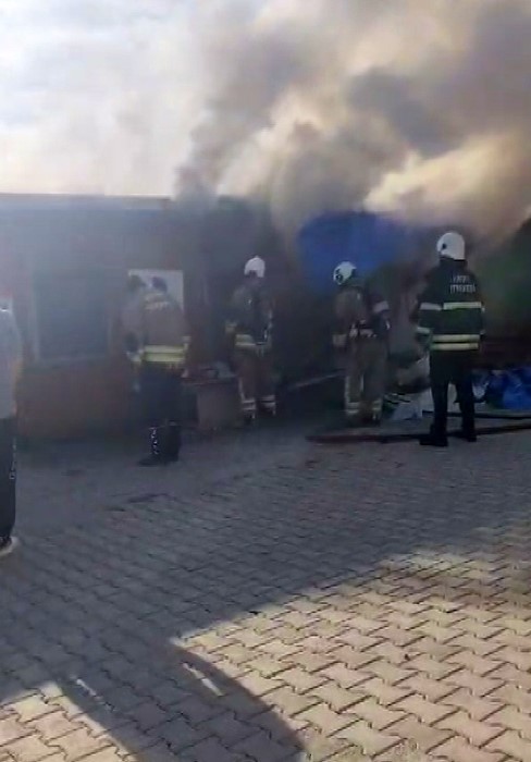 Depremzede yaşlı &ccedil;iftin yaşadığı konteyner yanarak k&uuml;le d&ouml;nd&uuml;
