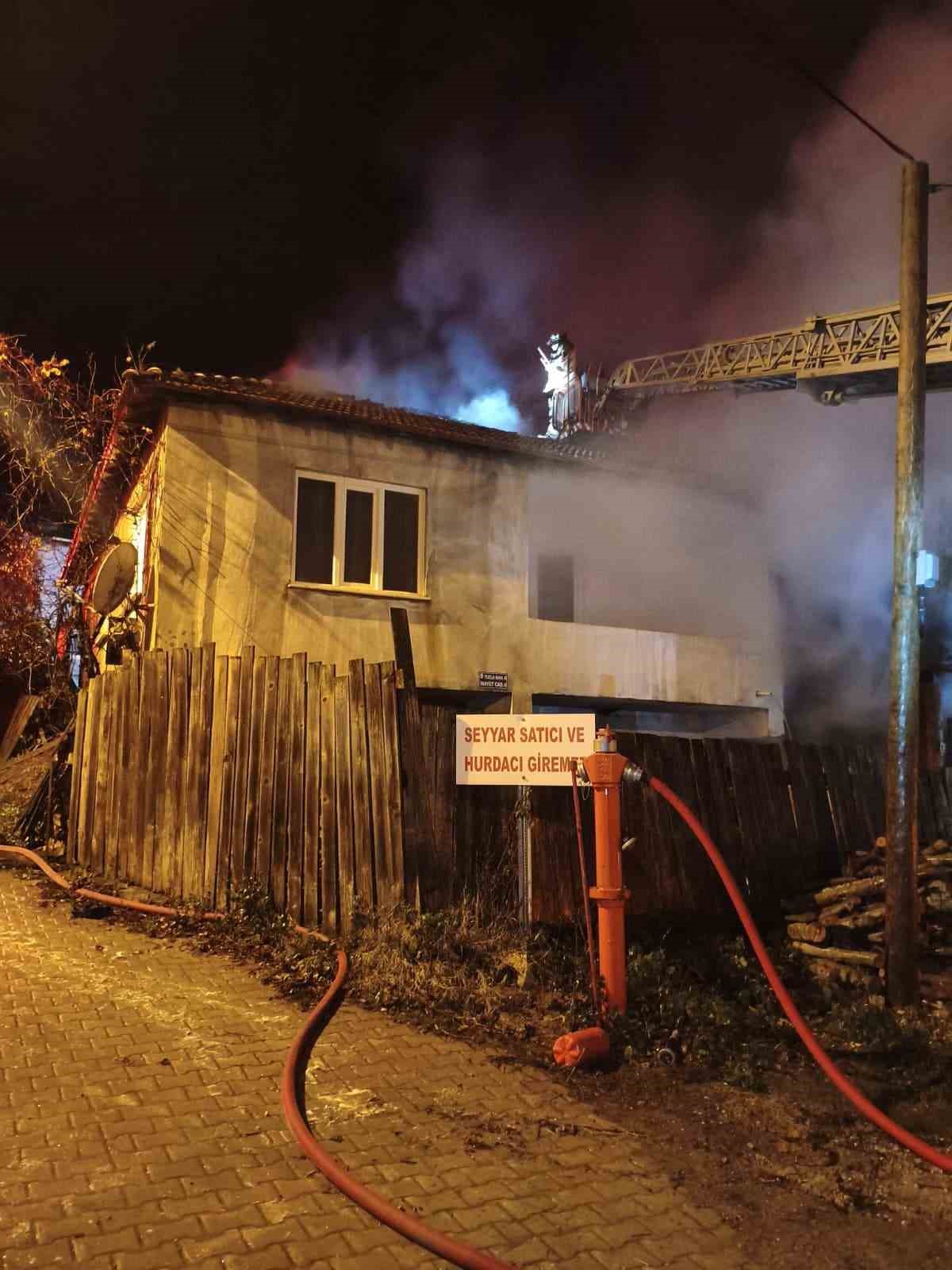 İnegöl’de samanlıkta başlayan yangın eve sıçradı