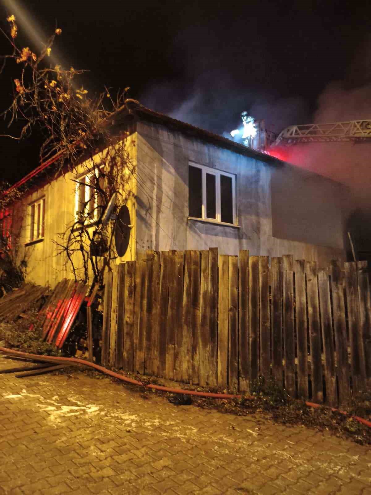 İneg&ouml;l&rsquo;de samanlıkta başlayan yangın eve sı&ccedil;radı
