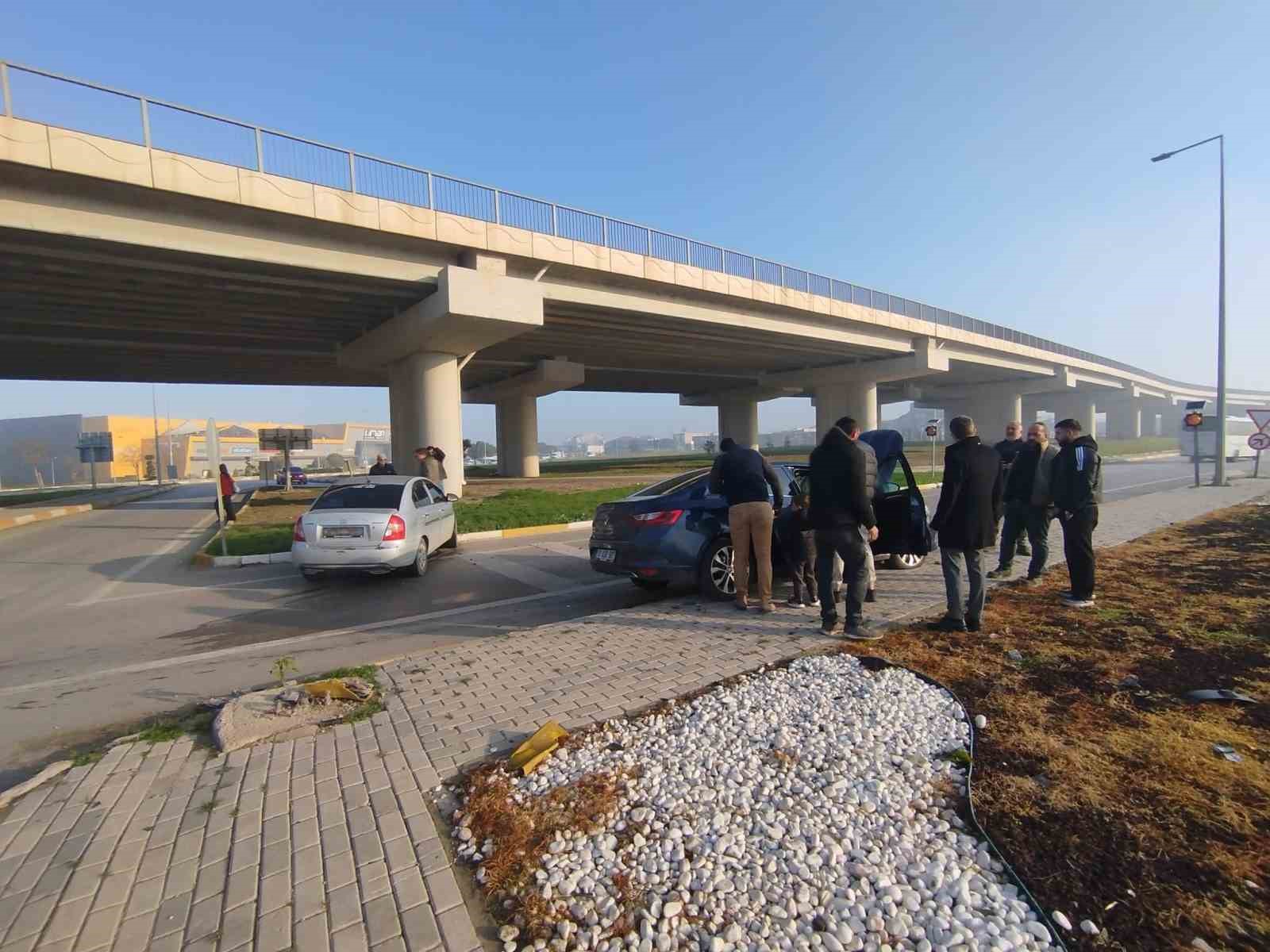 Dur levhasına uymadı, kavşakta kaza: 1 yaralı