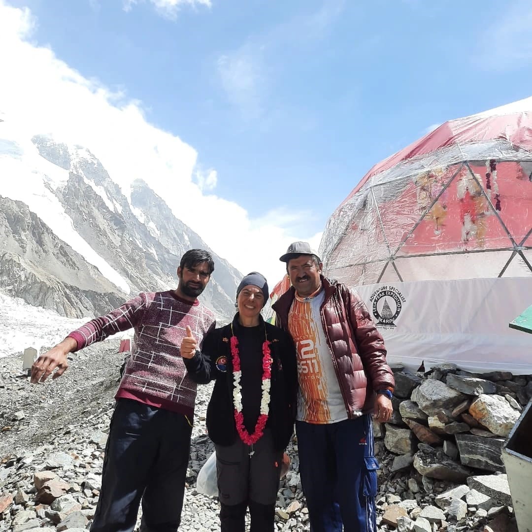 D&uuml;nyanın en y&uuml;ksek 2.dağına tırmanıp tarihe ge&ccedil;en T&uuml;rk kadın dağcı o anları anlattı
