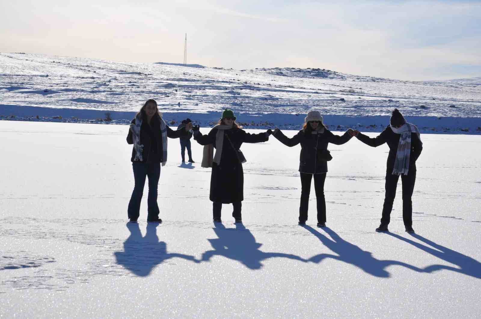 Çıldır Gölü’nde kış masalı: Atlı kızaklar buz üstünde halaylarla sezonu açtı