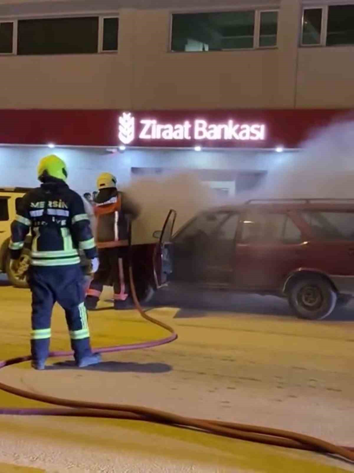 Mersin&rsquo;de park halindeki ara&ccedil; yandı
