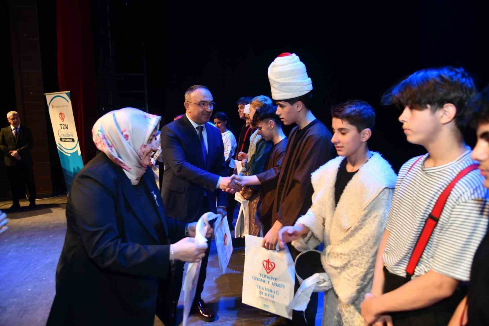 Hayata k&ouml;pr&uuml; sanat projesi kapsamında "Altın &Ccedil;ağ" tiyatro g&ouml;sterisi sahnelendi
