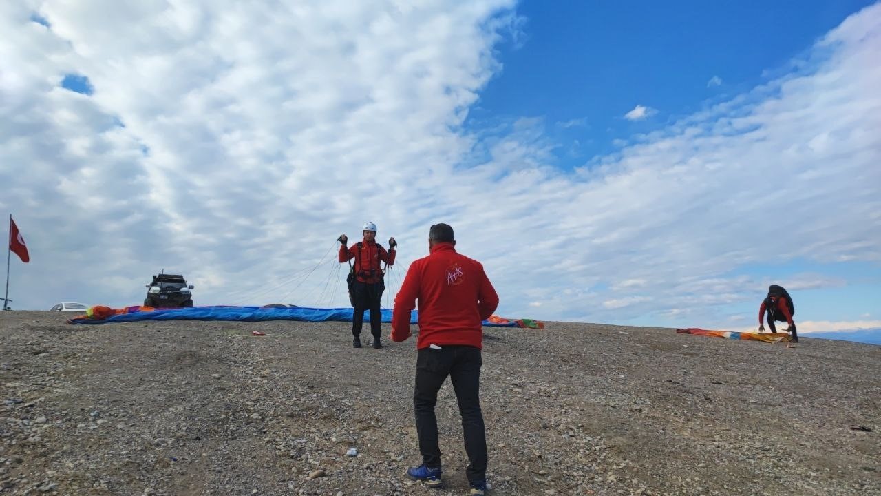 Engelini aştı yamaç paraşütüne başladı