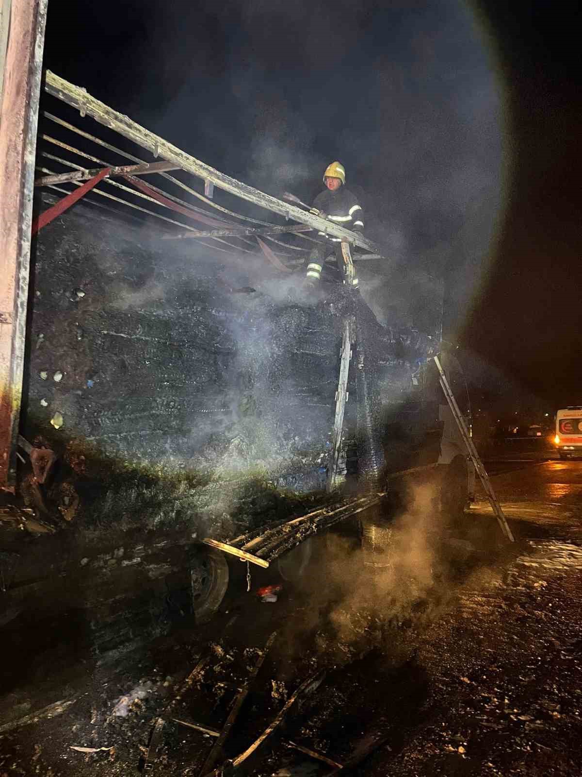 Amasya’da plastik halı yüklü kamyonda korkutan yangın
