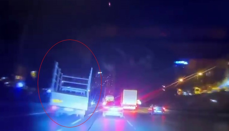 Esenyurt’ta alkollü sürücü makas atıp kaza yaptı; o anlar kamerada