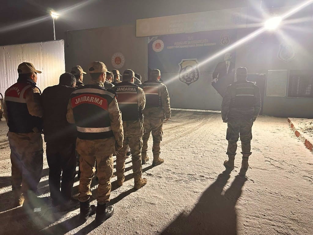 Kars&rsquo;ta bagaja istiflenen d&uuml;zensiz g&ouml;&ccedil;menler jandarma yakalandı
