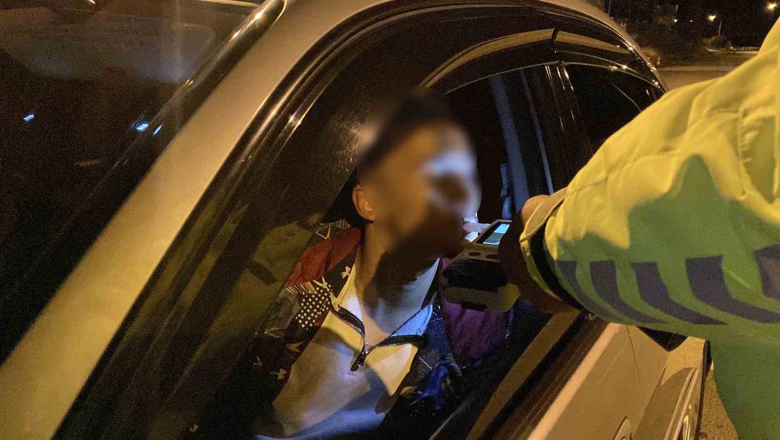 Burdur’da alkollü direksiyon başına geçen genç, polis ekipleri tarafından uygulamada durdurulunca ehliyeti gitmemesi için uzun süre dil döktü. Yapılan alkol kontrollünde 1.97 promil olduğu anlaşılan gencin ehliyetine 6 ay süreyle el konulurken 9 bin 268 lira idari para cezası uygulandı.