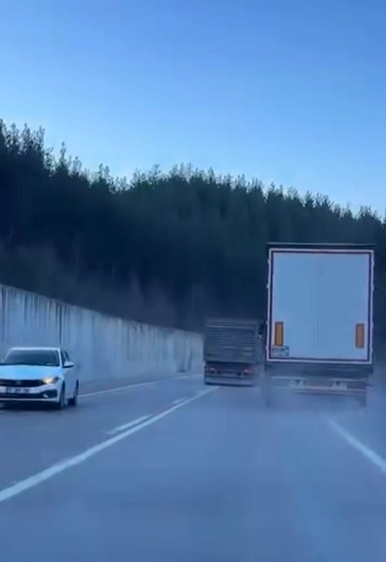 Kamyonun sollama manevrası kazaya neden oluyordu: O anlar kamerada
