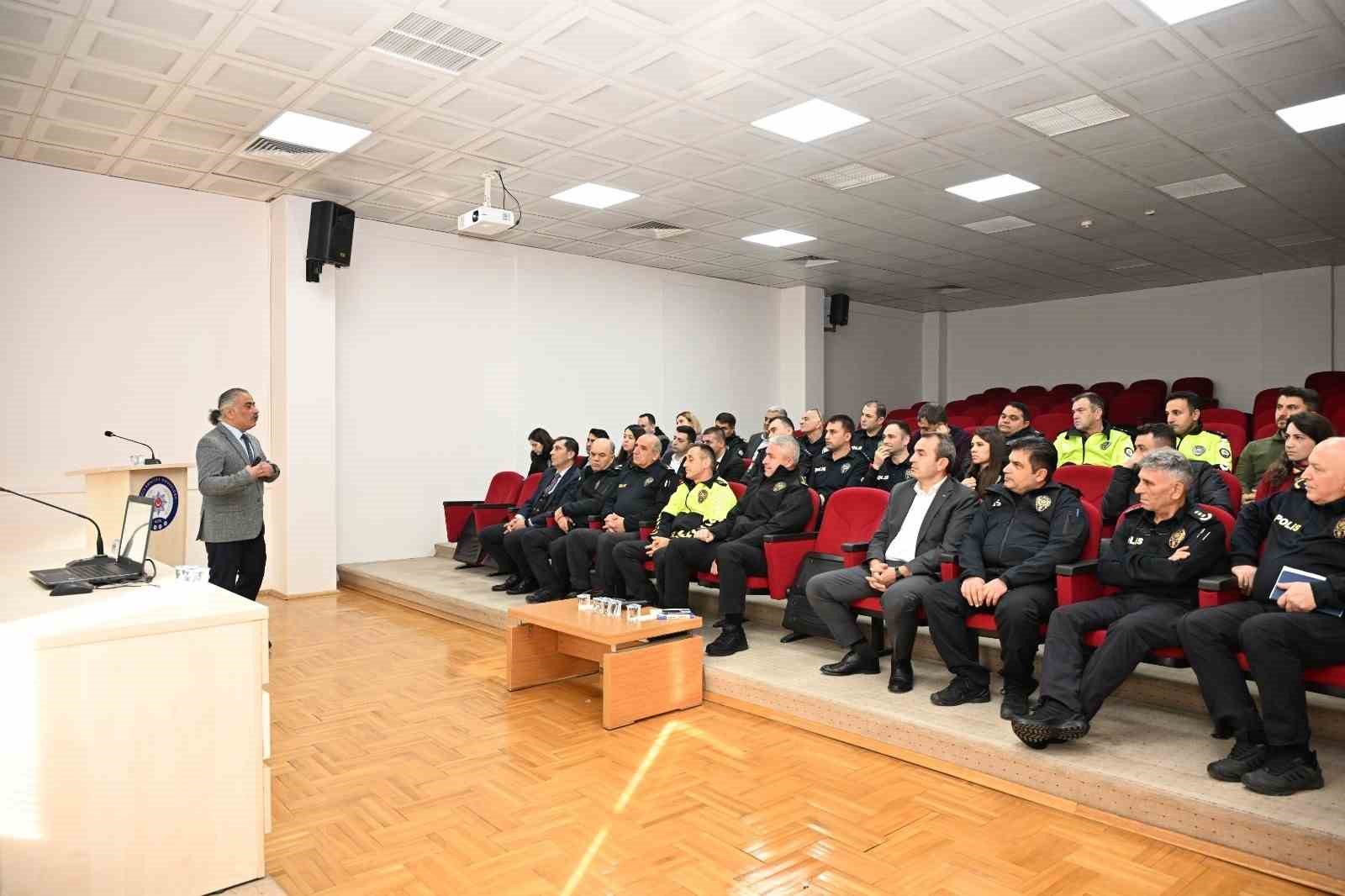 Polislere etkili iletişimde protokol ve nezaket
