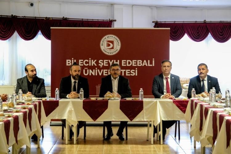 Rekt&ouml;r Kaplancıklı, başarılı sporcularla bir araya geldi
