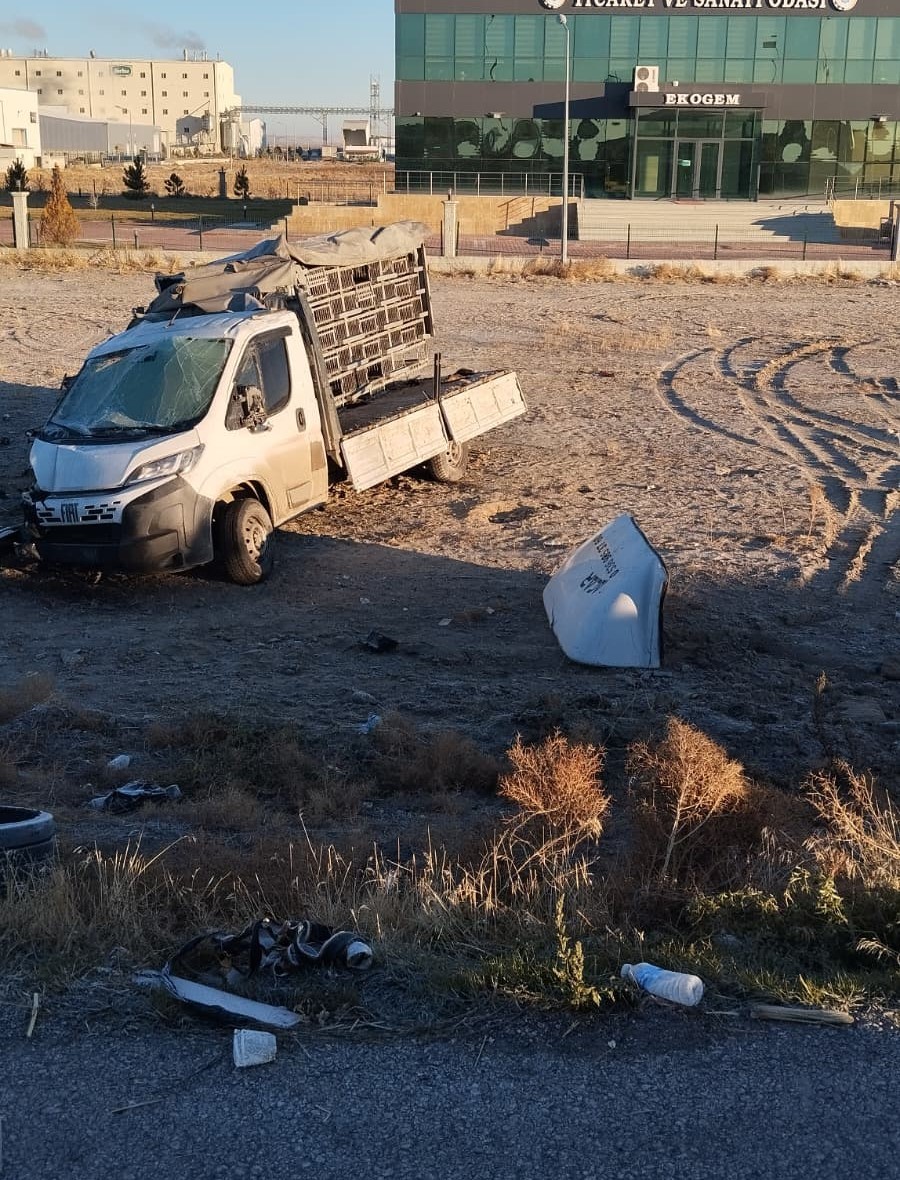 Karapınar’da şarampole devrilen kamyonet sürücüsü yaralandı