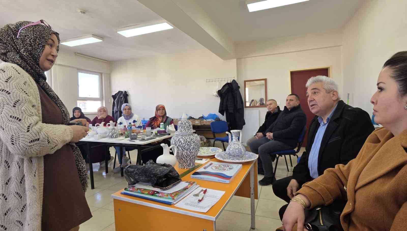 Aslanapa’da Çini Kursu ilgi görüyor