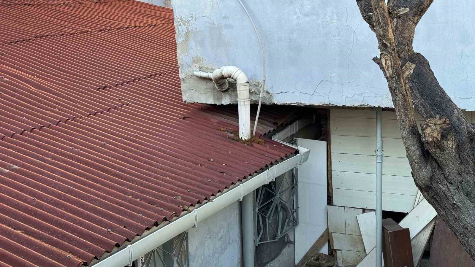 Sarıyer&rsquo;de &uuml;st katı kayıp gecekonduya yaslanan bina havadan g&ouml;r&uuml;nt&uuml;lendi
