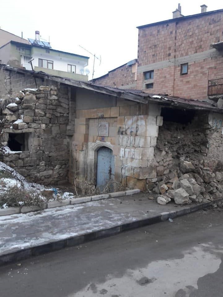 Restorasyon kapsamına alınması planlanan tarihi Galer Hamamı yıkılıyor
