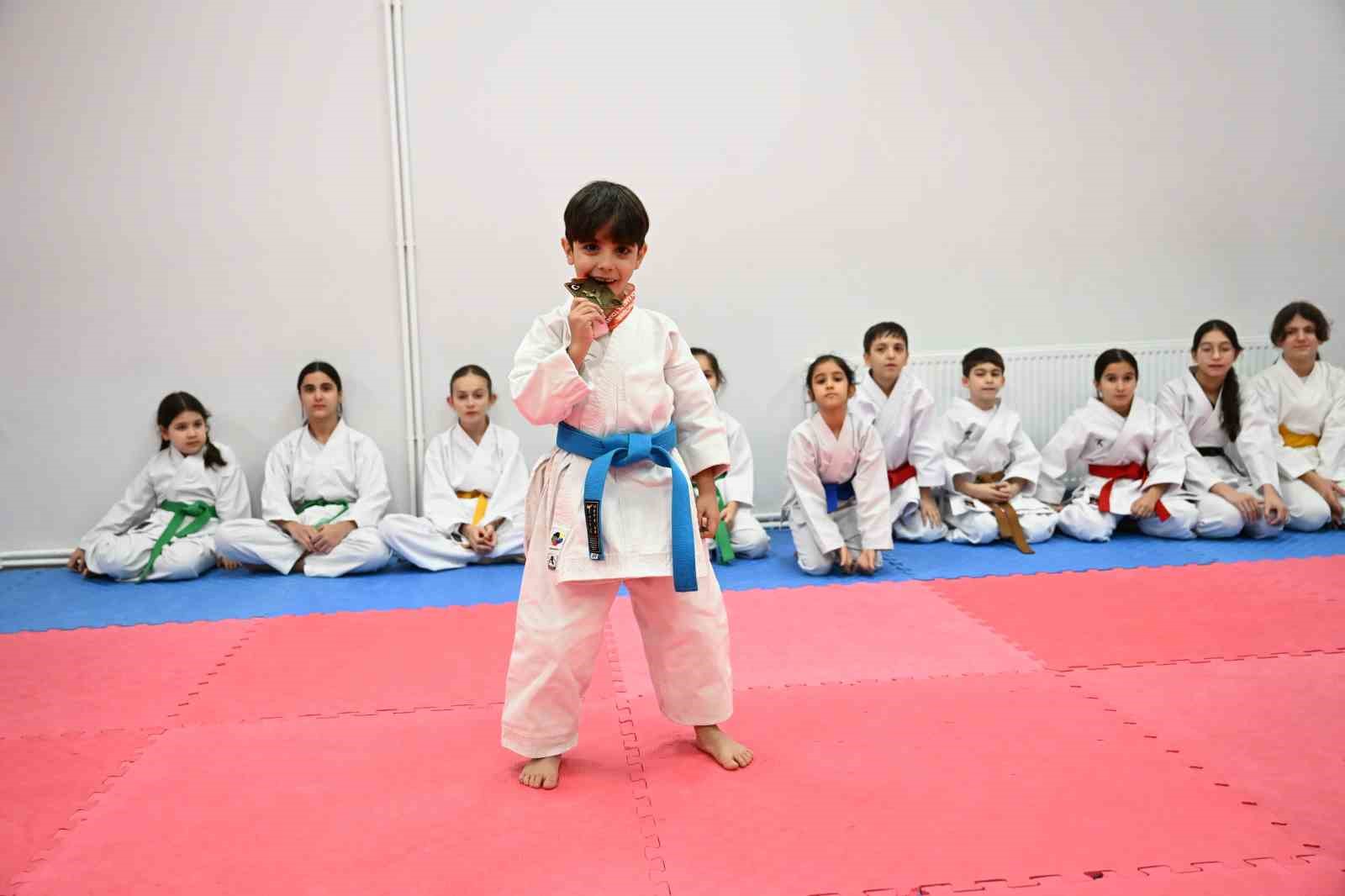 Gaziosmanpaşalı Kaan Ayaz&rsquo;dan 7 yaşında &ccedil;ifte şampiyonluk
