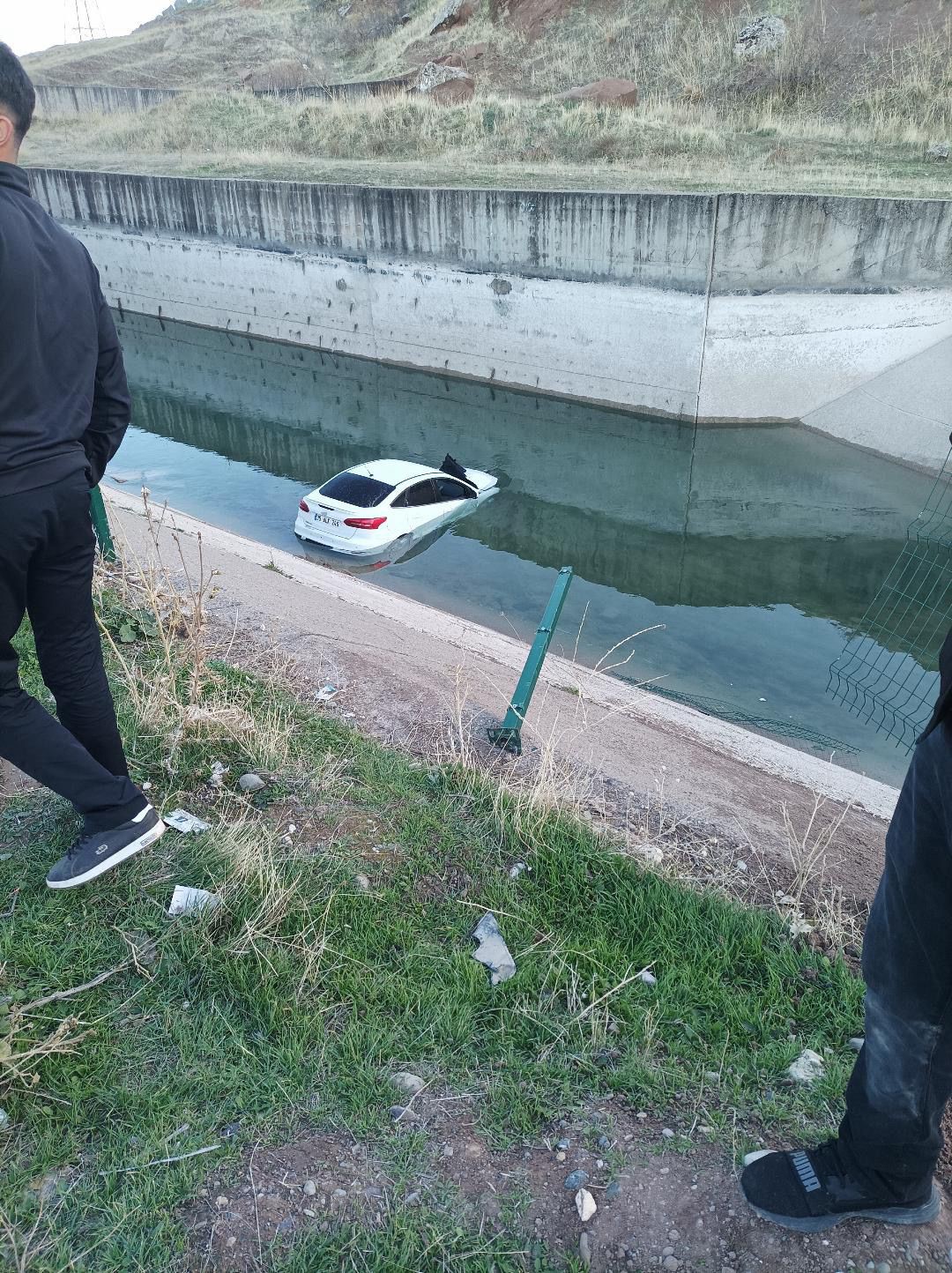 Diyarbakır’da otomobil su kanalına uçtu