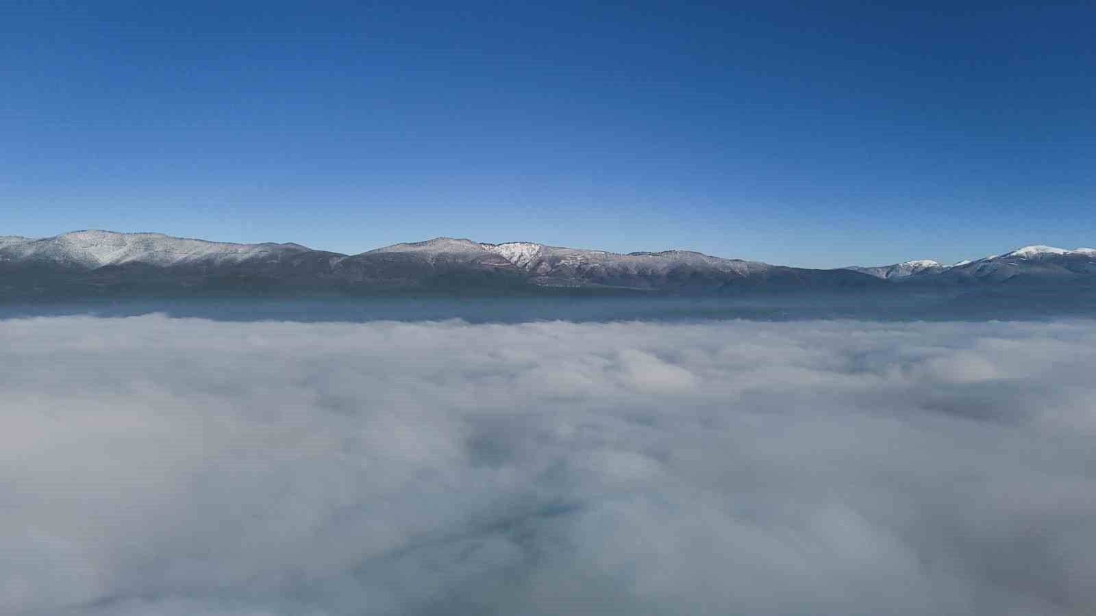 Bolu’nun karlı dağlarında sis güzel görüntü oluşturdu