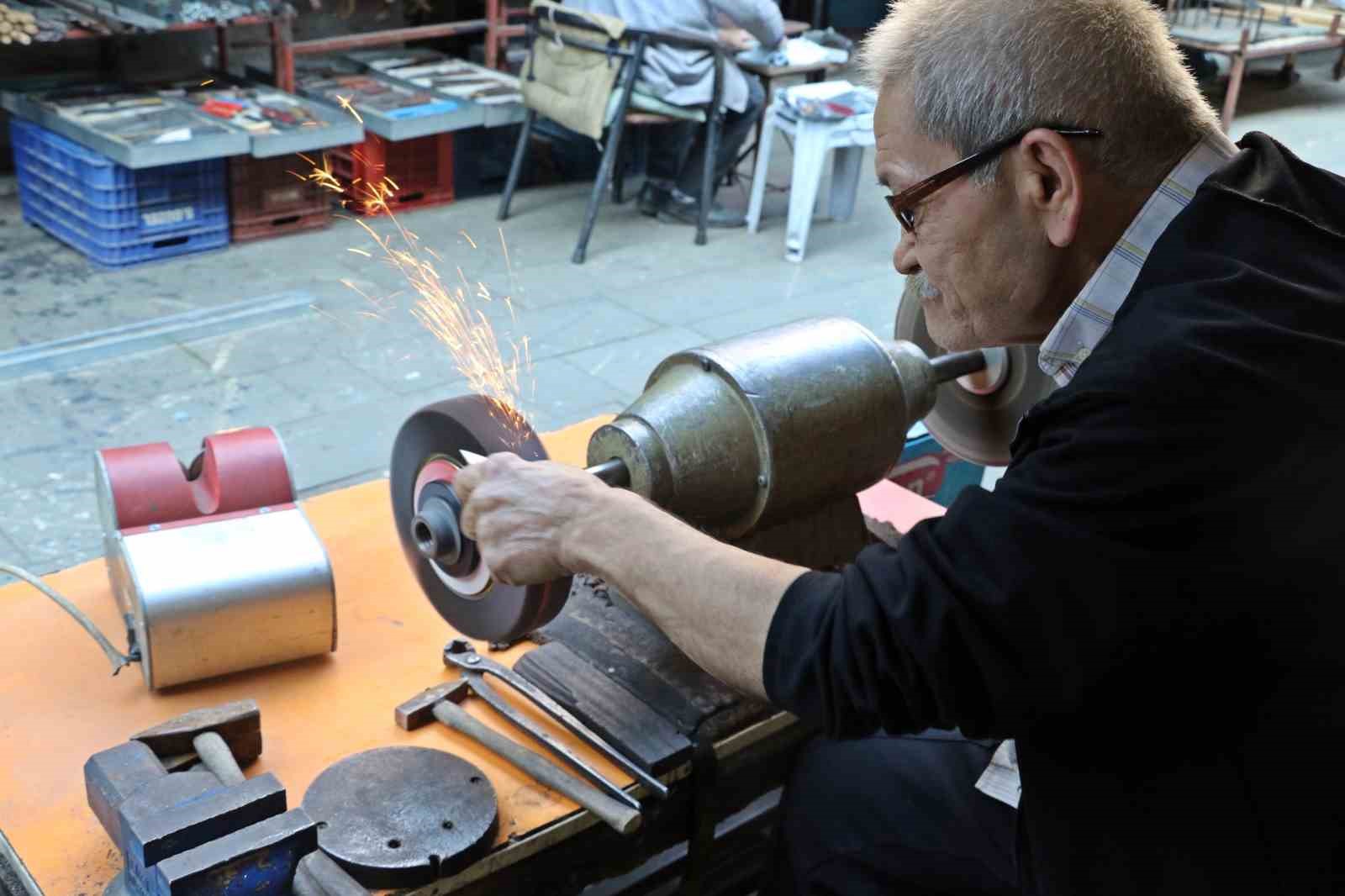 Antalya’da bıçak bileme ustası mesleğini yaşatıyor, 50-60 bin liraya çırak bulamıyor
