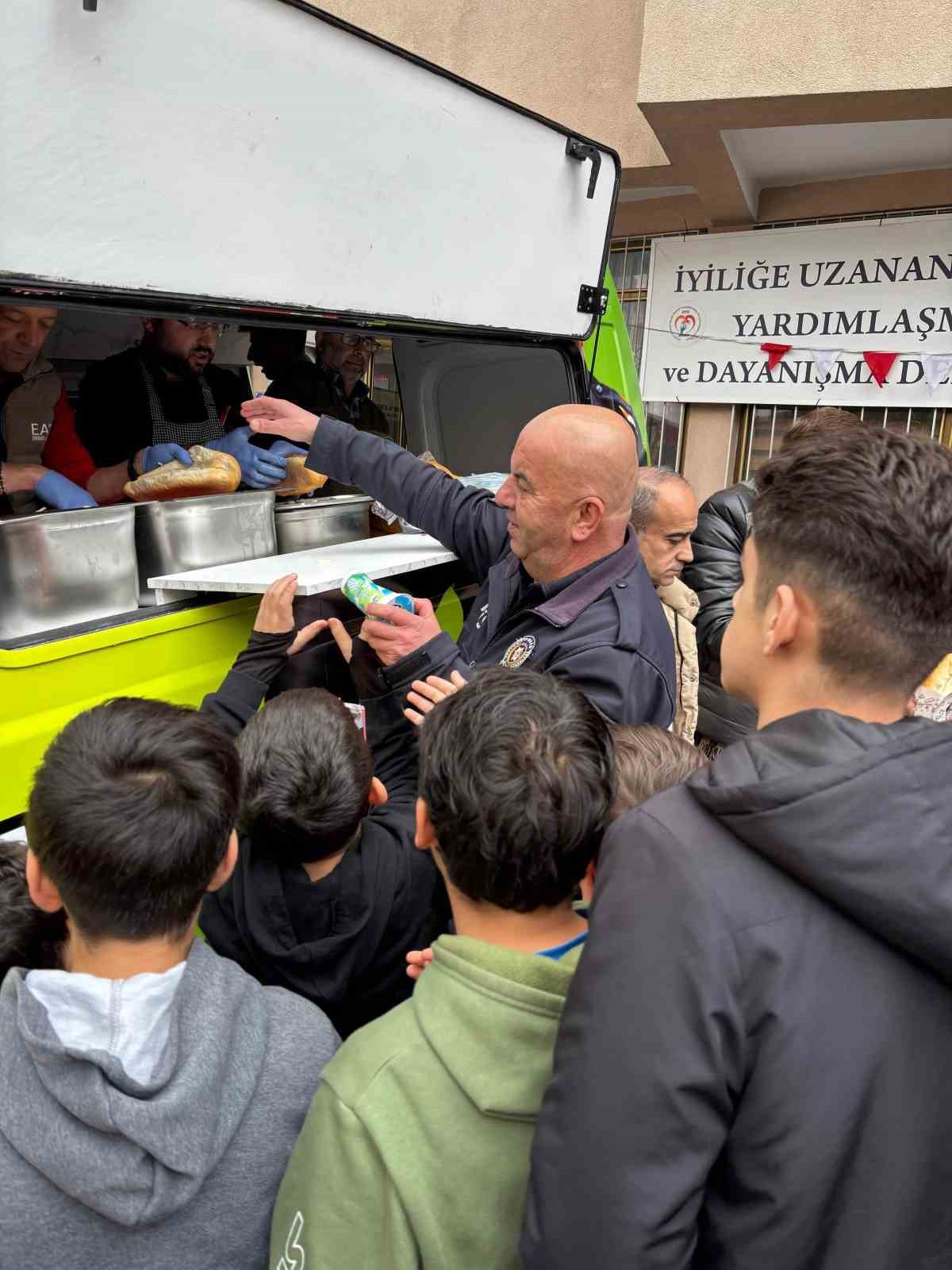 Gezici aşevi 81 ilde g&ouml;n&uuml;llere dokunuyor
