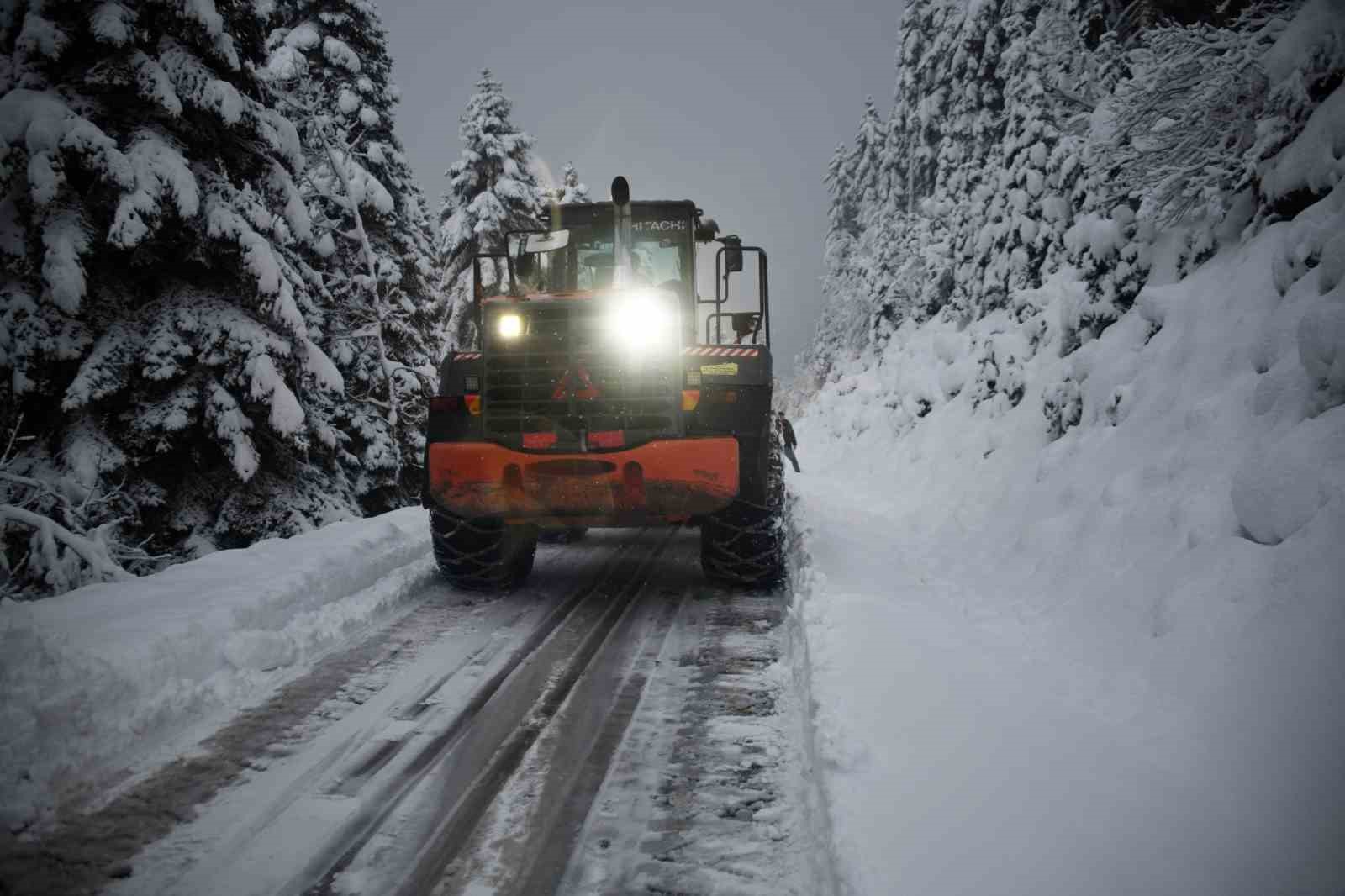 Kastamonu’da ekiplerin köy yollarındaki zorlu karla mücadelesi başladı