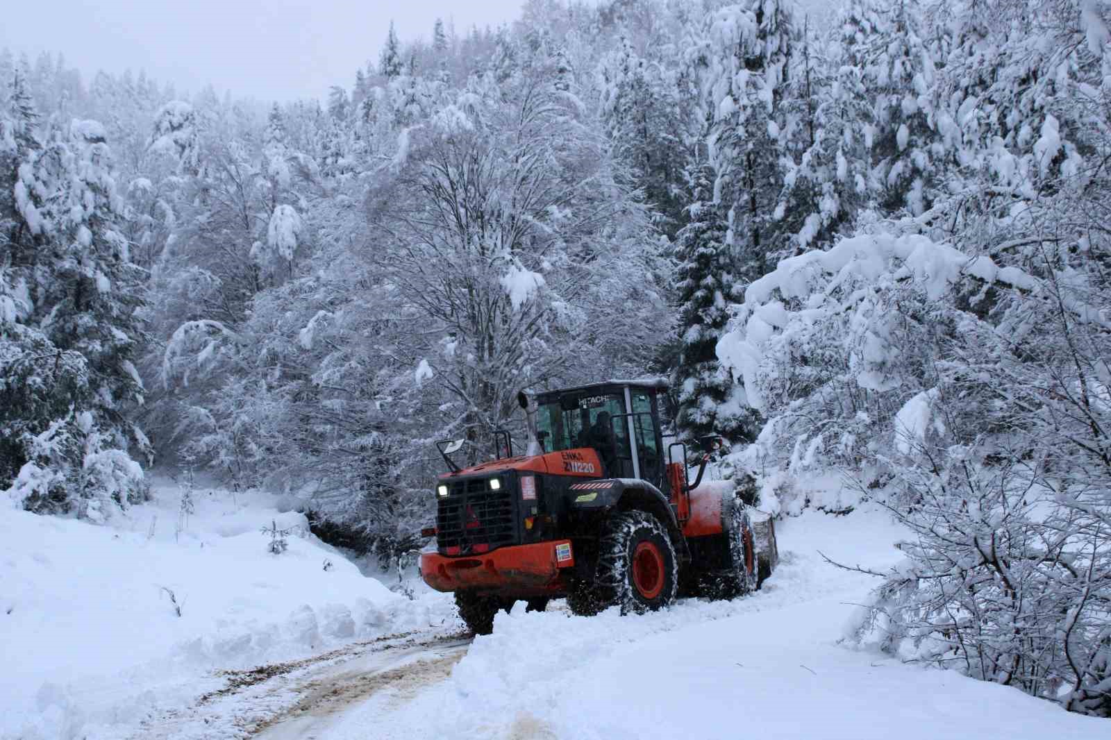 Kastamonu&rsquo;da ekiplerin k&ouml;y yollarındaki zorlu karla m&uuml;cadelesi başladı
