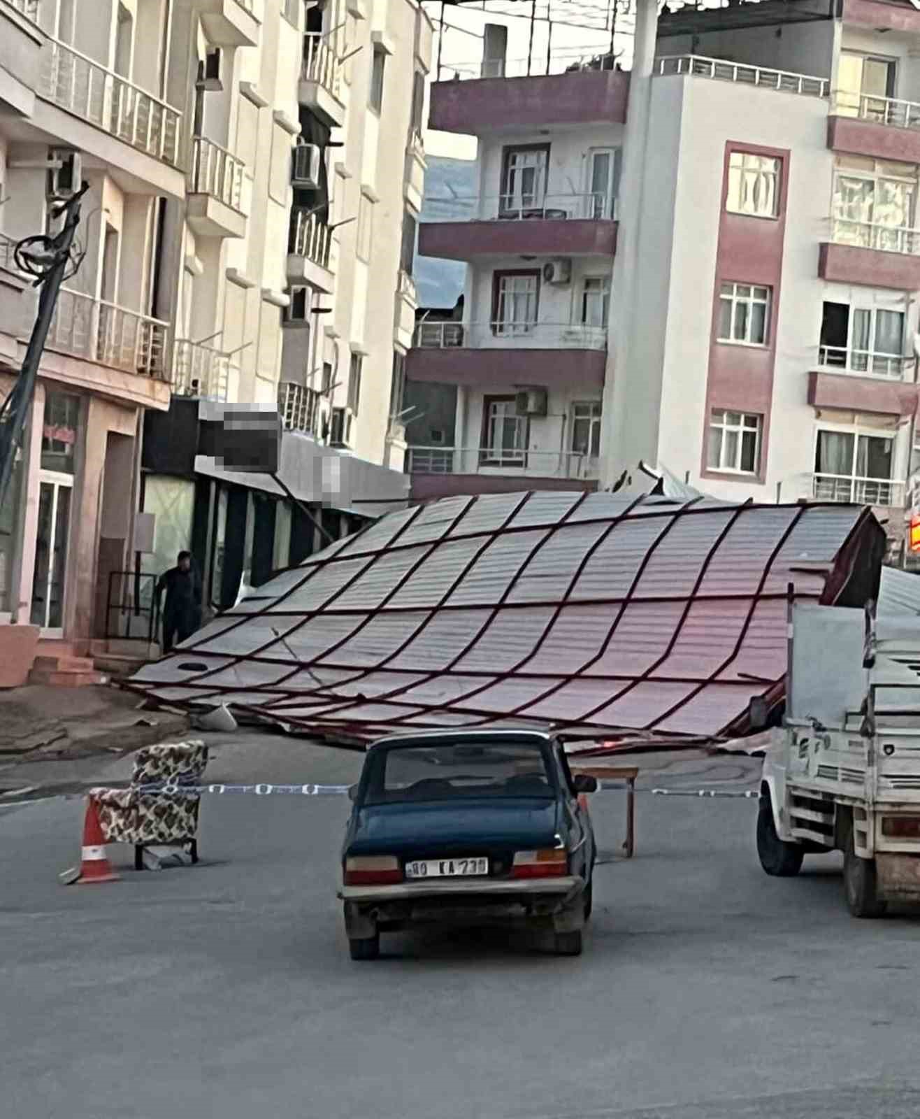 Mersin Mut’ta fırtına çatıyı uçurdu