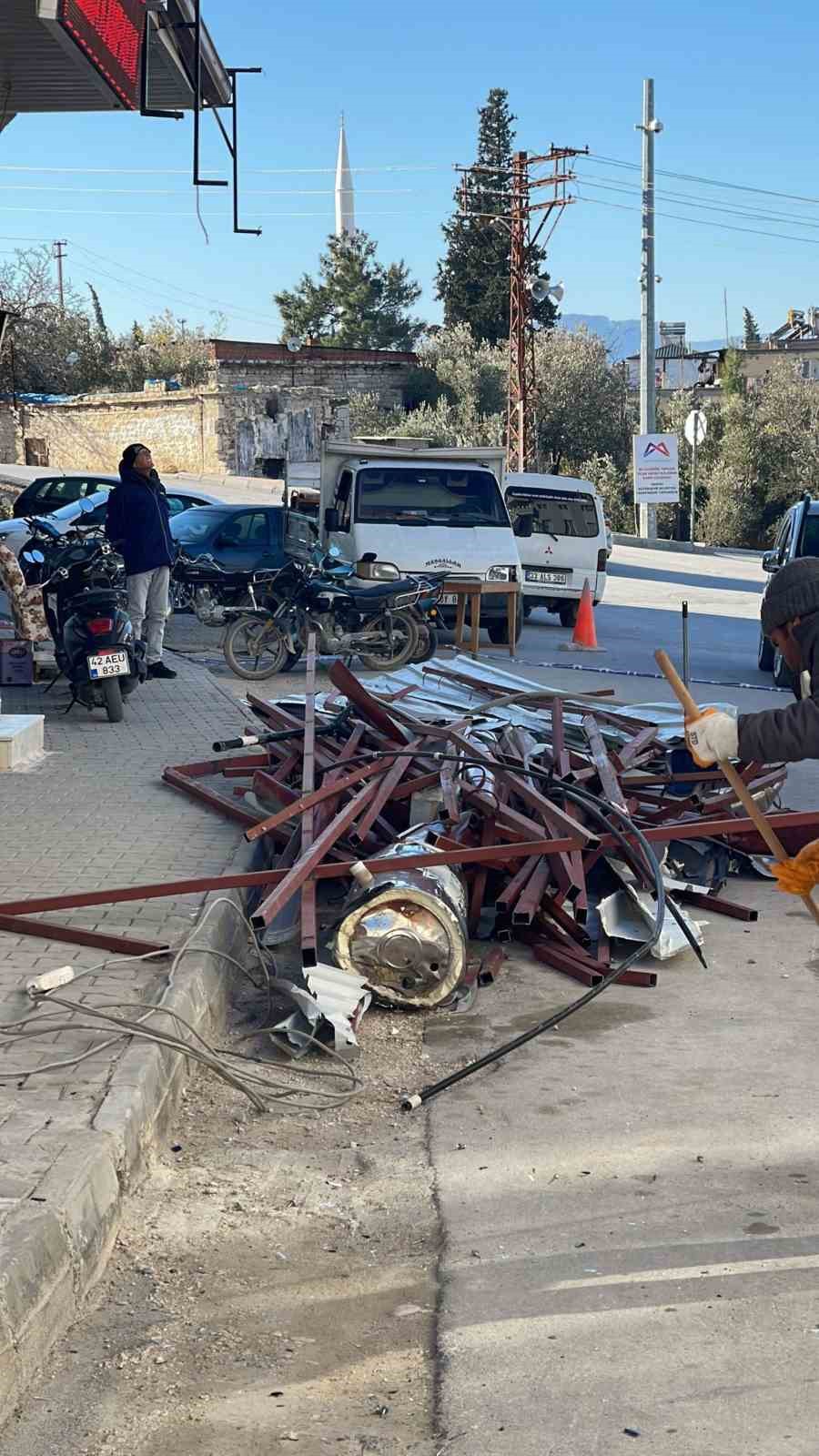 Mersin Mut&rsquo;ta fırtına &ccedil;atıyı u&ccedil;urdu
