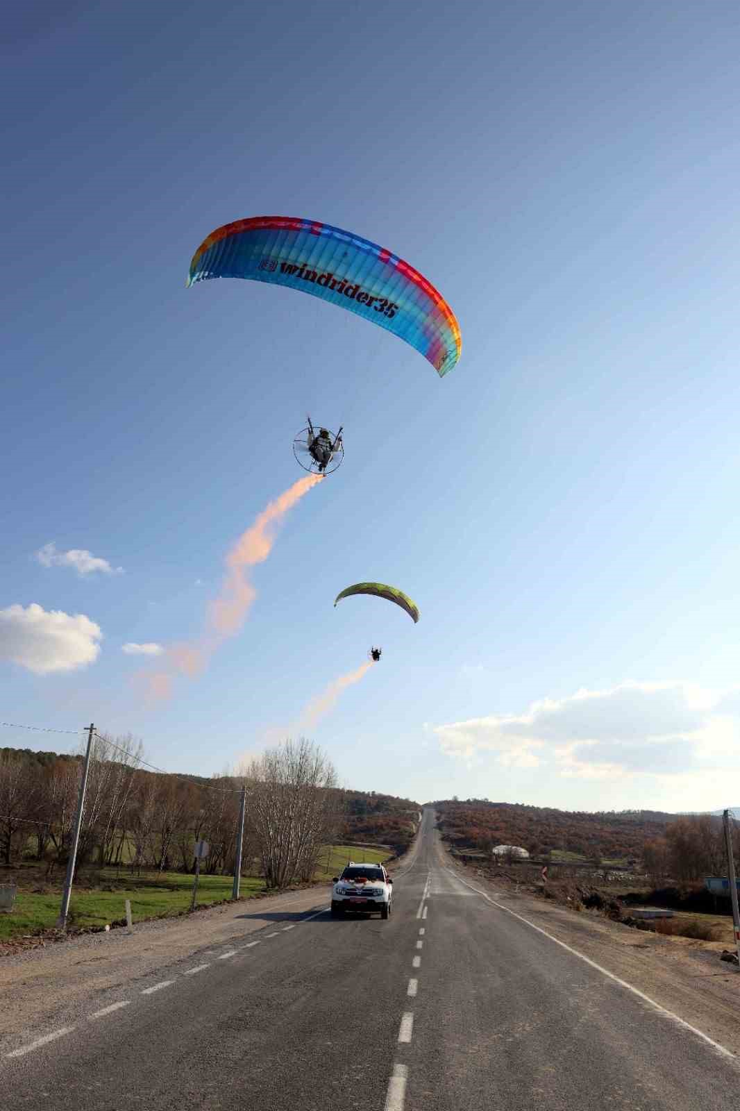 Paramotorla inip gelin arabasının önünü kestiler
