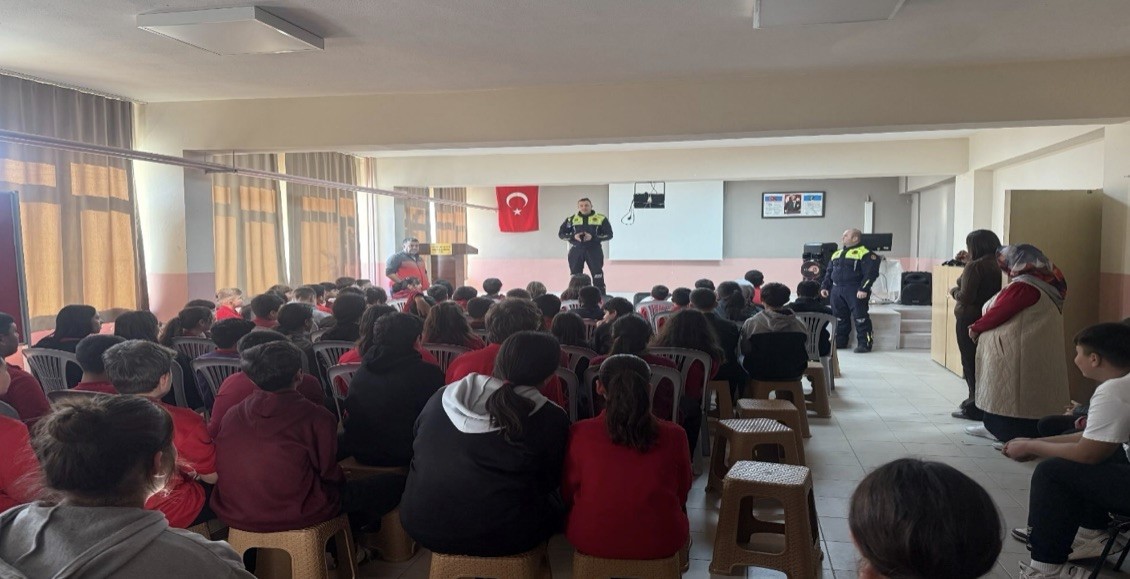 Ezine’de jandarmadan öğrenci ve öğretmenlere trafik bilgilendirmesi