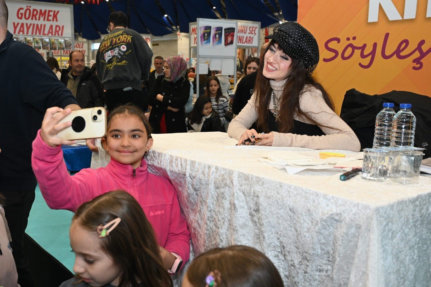 Şarkıcı Melis Fis, 8. Isparta Kitap Fuarı’nda hayranlarıyla buluştu