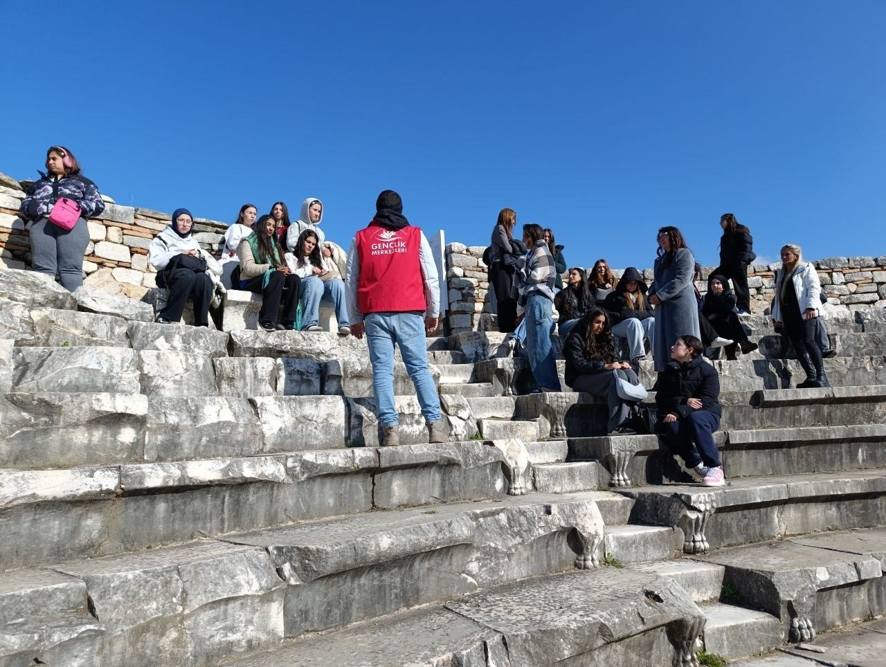 Gen&ccedil;ler, tarih dolu bir g&uuml;n ge&ccedil;irdi
