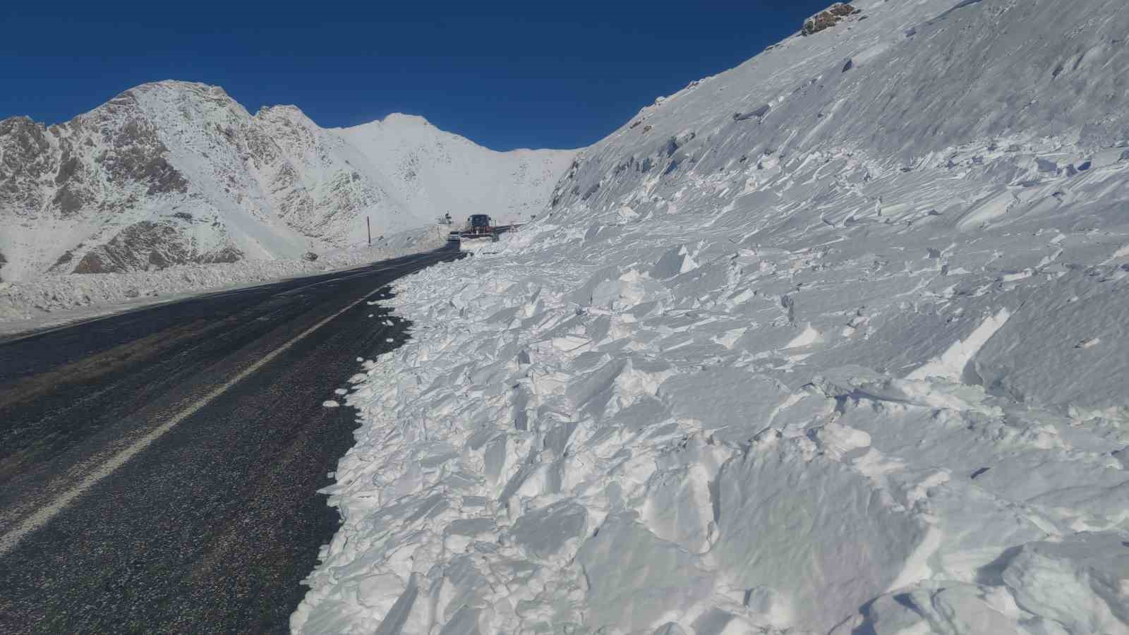 Van-Bahçesaray yolu ulaşıma açıldı