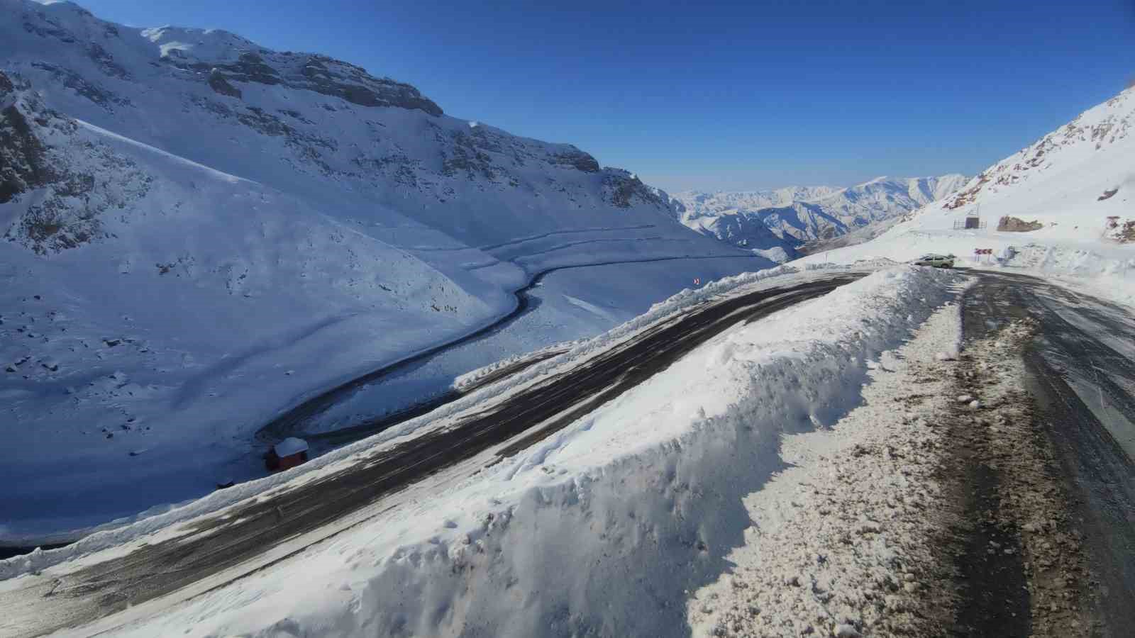 Van-Bah&ccedil;esaray yolu ulaşıma a&ccedil;ıldı
