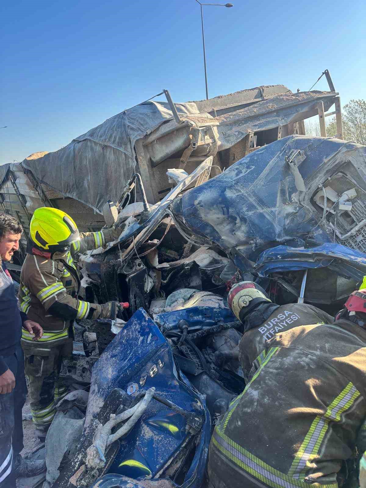 Bariyerlere saplanıp demir yığınına dönen kamyon kabininde can pazarı