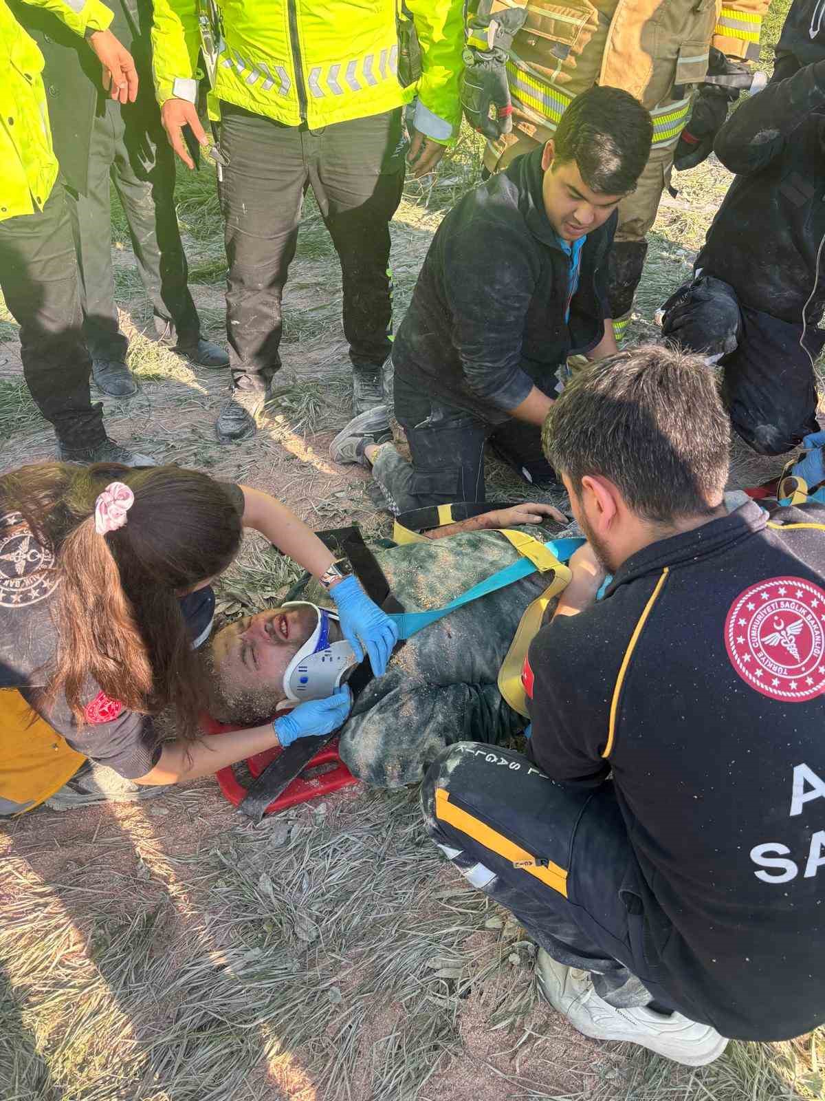 Bariyerlere saplanıp demir yığınına d&ouml;nen kamyon kabininde can pazarı
