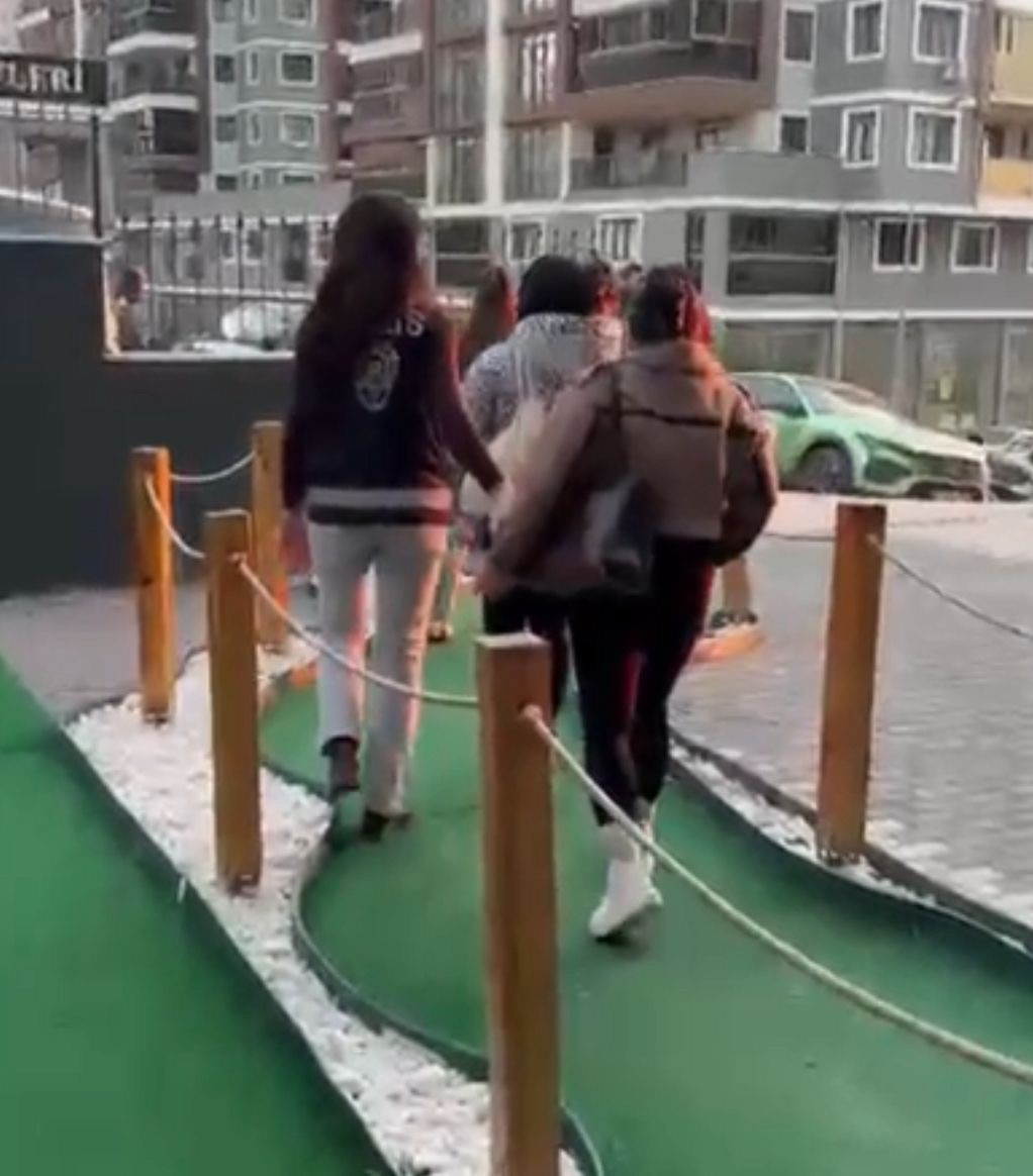 Masaj salonlarında fuhuş operasyonunda 5 tutuklama
