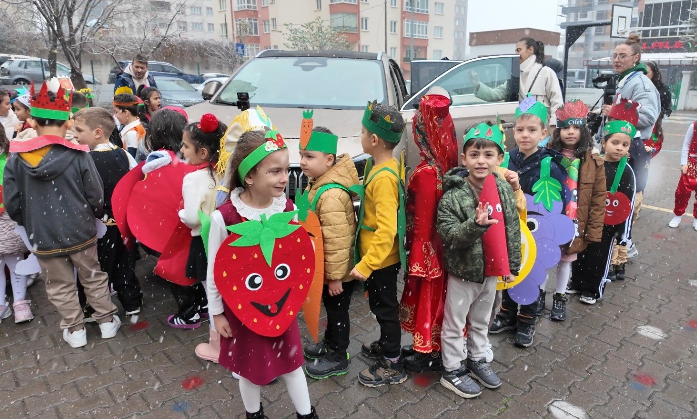 Başkan B&uuml;y&uuml;kkılı&ccedil;&rsquo;ın Togg&rsquo;u, Yerli Malı Haftası&rsquo;nda &ouml;ğrencilerle buluştu
