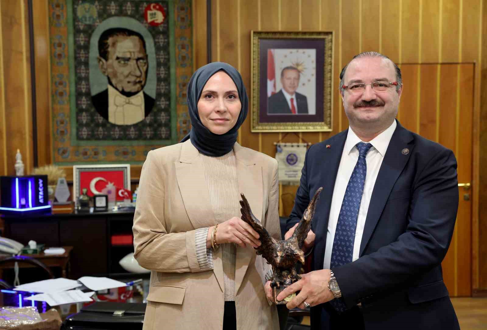 Rektör Hacımüftüoğlu, Tüba-Gebip ödülü sahibi Prof. Dr. Rabia Meryem Yılmaz’ı ağırladı