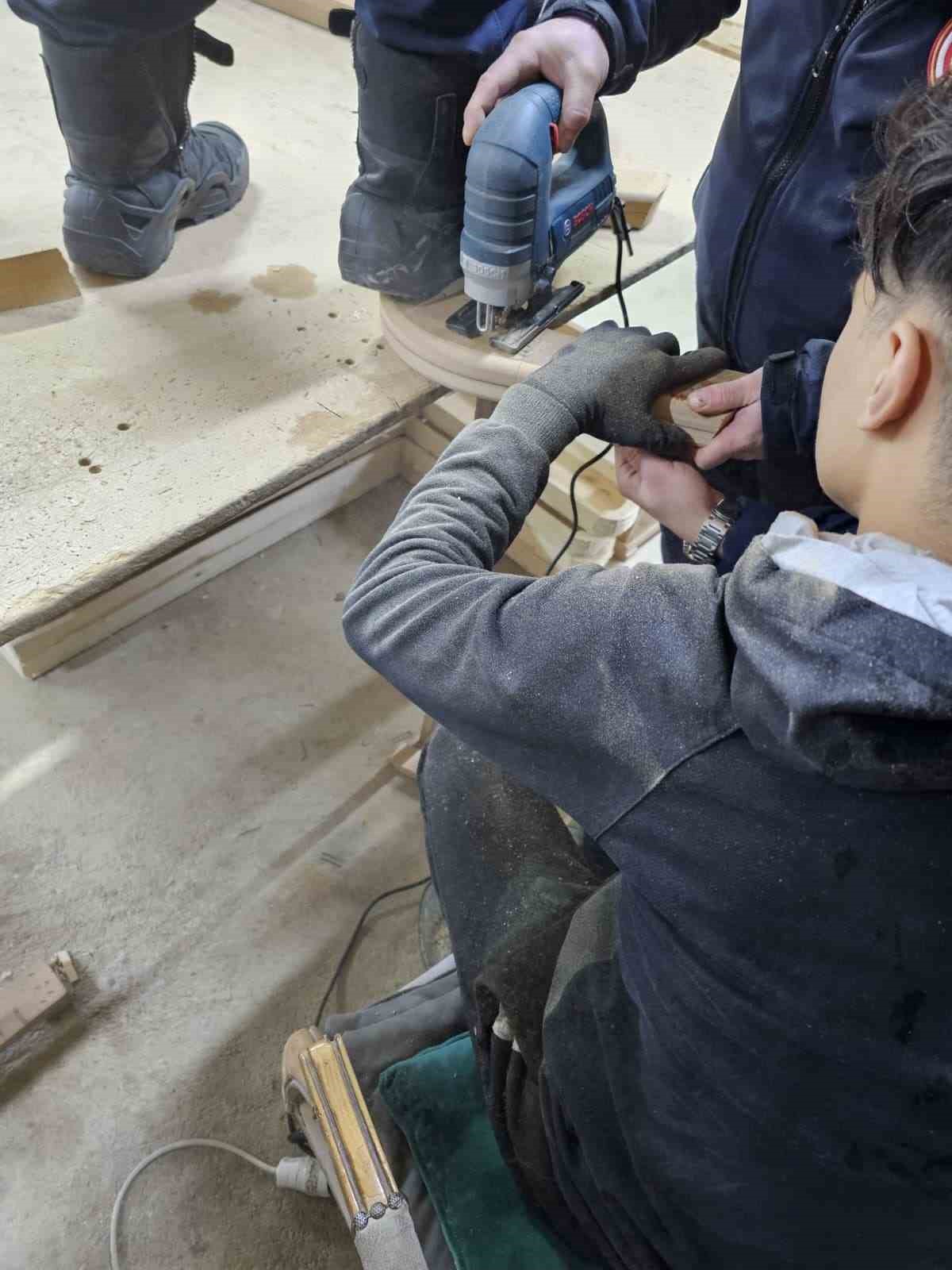 İneg&ouml;l&rsquo;de iş&ccedil;i elini tahtaya &ccedil;aktı, itfaiye ekipleri kurtardı
