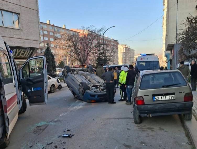 Kütahya’da park halindeki araçlara çarpan otomobil takla attı: 2 yaralı